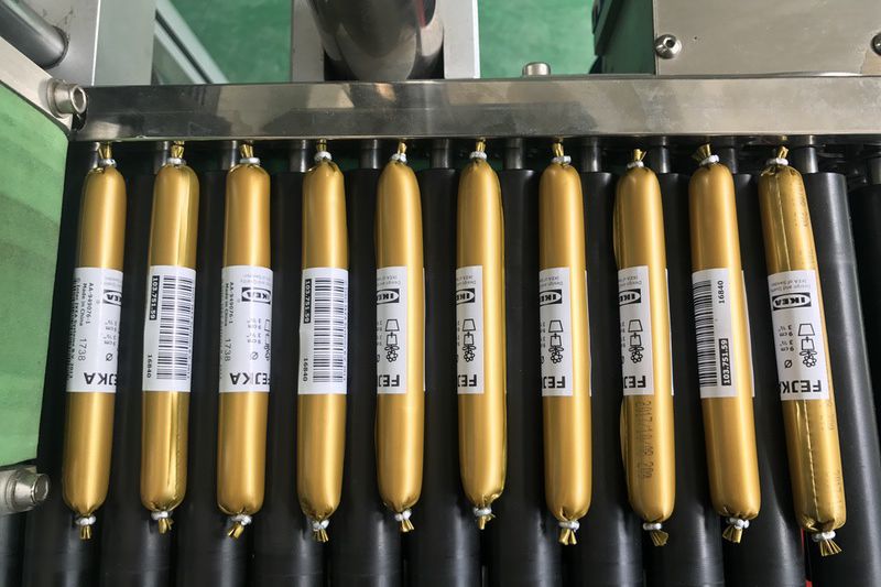 BK-305全自動(dòng)臥式圓瓶貼標(biāo)機(jī)-火腿腸貼標(biāo)